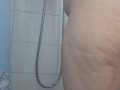Milf står i duschen  och smeker sig själv