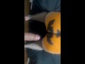 Mi esposa me sorprende en Halloween pinta su culo de calabaza me da una mamada y la follo duro