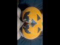 Mi esposa me sorprende en Halloween pinta su culo de calabaza me da una mamada y la follo duro