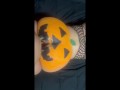 Mi esposa me sorprende en Halloween pinta su culo de calabaza me da una mamada y la follo duro