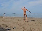 Scopata da un cazzo enorme in una spiaggia nudista Italiana. Parte 2.