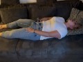 Selbstbefriedigung masturbieren Jeans auf dem Sofa multiple Orgasmen komme zweimal klitoris reiben