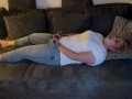 Selbstbefriedigung masturbieren Jeans auf dem Sofa multiple Orgasmen komme zweimal klitoris reiben