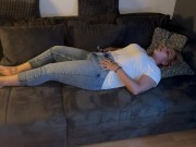 Selbstbefriedigung masturbieren Jeans auf dem Sofa multiple Orgasmen komme zweimal klitoris reiben