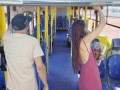 Estudante sobe no ônibus e por estranho em público!