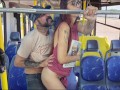 Estudante sobe no ônibus e por estranho em público!