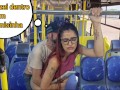Estudante sobe no ônibus e por estranho em público!