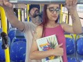 Estudante sobe no ônibus e por estranho em público!