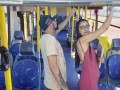 Estudante sobe no ônibus e por estranho em público!