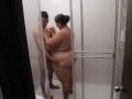 chica depilando a un cliente de polla grande en la ducha  pervertida