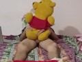 Me vengo en chorros de semen follandome a Winnie the pooh