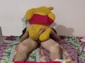 Me vengo en chorros de semen follandome a Winnie the pooh