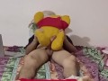 Me vengo en chorros de semen follandome a Winnie the pooh
