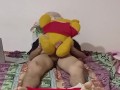 Me vengo en chorros de semen follandome a Winnie the pooh