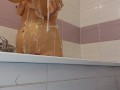 Une brune sexy et chaude prend un bain moussant. Femme amateur chatte poilue, gros seins, gros téton