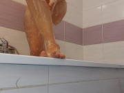 Une brune sexy et chaude prend un bain moussant. Femme amateur chatte poilue, gros seins, gros téton