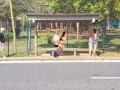 Sexo em público no ponto de ônibus ao ar livre!