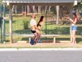 Sexo em público no ponto de ônibus ao ar livre!