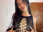 Flaca sexy muestra su lencería y su gran culo redondo