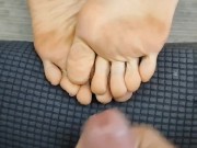 Χύσιμο στα θεϊκά πατουσακια μου cumming on goddess soles OnlyFans @lana_gr