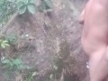 Puta es follada  debajo de un árbol en el bosque