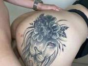 Empleada de servicio deja que joven universitario se corra en su boca