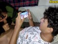 Jugando videojuegos con mi mejor amiga y se traga mi pene en plena partida