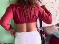 Chica rubia culona caliente probándome ropa para salir