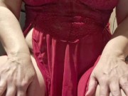 Milf leker med sin dildo I analen