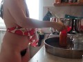 La chatte chaude de maman dans la cuisine. Brune sexy avec chatte poilue, gros cul et gros tétons