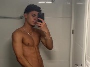 Me masturbo frente al espejo.