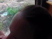 Schlampe bläst an der Bushalte Station