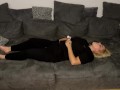 Selbstbefriedigung masturbieren Couch multiple orgasmen stöhnen zittern zucken Fingern Klitoris