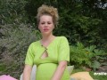 Ersties - Heißer Orgasmus mit der schwangeren Helena auf dem Rasen im Garten