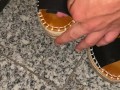 Dopo una lunga serata si toglie i sandali e vuole che gli sborro tutti per il giorno dopo 👡🤤