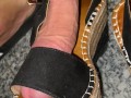 Dopo una lunga serata si toglie i sandali e vuole che gli sborro tutti per il giorno dopo 👡🤤