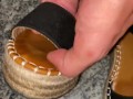 Dopo una lunga serata si toglie i sandali e vuole che gli sborro tutti per il giorno dopo 👡🤤