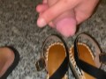 Dopo una lunga serata si toglie i sandali e vuole che gli sborro tutti per il giorno dopo 👡🤤