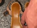 Dopo una lunga serata si toglie i sandali e vuole che gli sborro tutti per il giorno dopo 👡🤤
