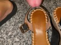 Dopo una lunga serata si toglie i sandali e vuole che gli sborro tutti per il giorno dopo 👡🤤