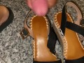 Dopo una lunga serata si toglie i sandali e vuole che gli sborro tutti per il giorno dopo 👡🤤