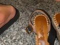 Dopo una lunga serata si toglie i sandali e vuole che gli sborro tutti per il giorno dopo 👡🤤