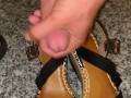 Dopo una lunga serata si toglie i sandali e vuole che gli sborro tutti per il giorno dopo 👡🤤