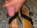 Dopo una lunga serata si toglie i sandali e vuole che gli sborro tutti per il giorno dopo 👡🤤
