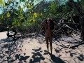 What You Didn’t Expect to See on a Tropical Beach 🏖️😆 peeing, urinating, taking a leak, xixi