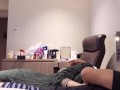 ピンク色のパンティを足に引っ掛けながらの２回連続イキを真上アングルから激写 〜女子大生のリアルな喘ぎ声と色白美肌の鳥肌を堪能する着衣セックス〜