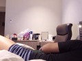 ピンク色のパンティを足に引っ掛けながらの２回連続イキを真上アングルから激写 〜女子大生のリアルな喘ぎ声と色白美肌の鳥肌を堪能する着衣セックス〜