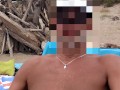 Enorme éjaculation sur la plage nudiste en public