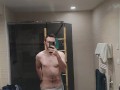 au airbnb bien en forme, on voit mon énorme chibre engorgé à travers mon short 🥵😏😈