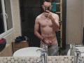 au airbnb bien en forme, on voit mon énorme chibre engorgé à travers mon short 🥵😏😈